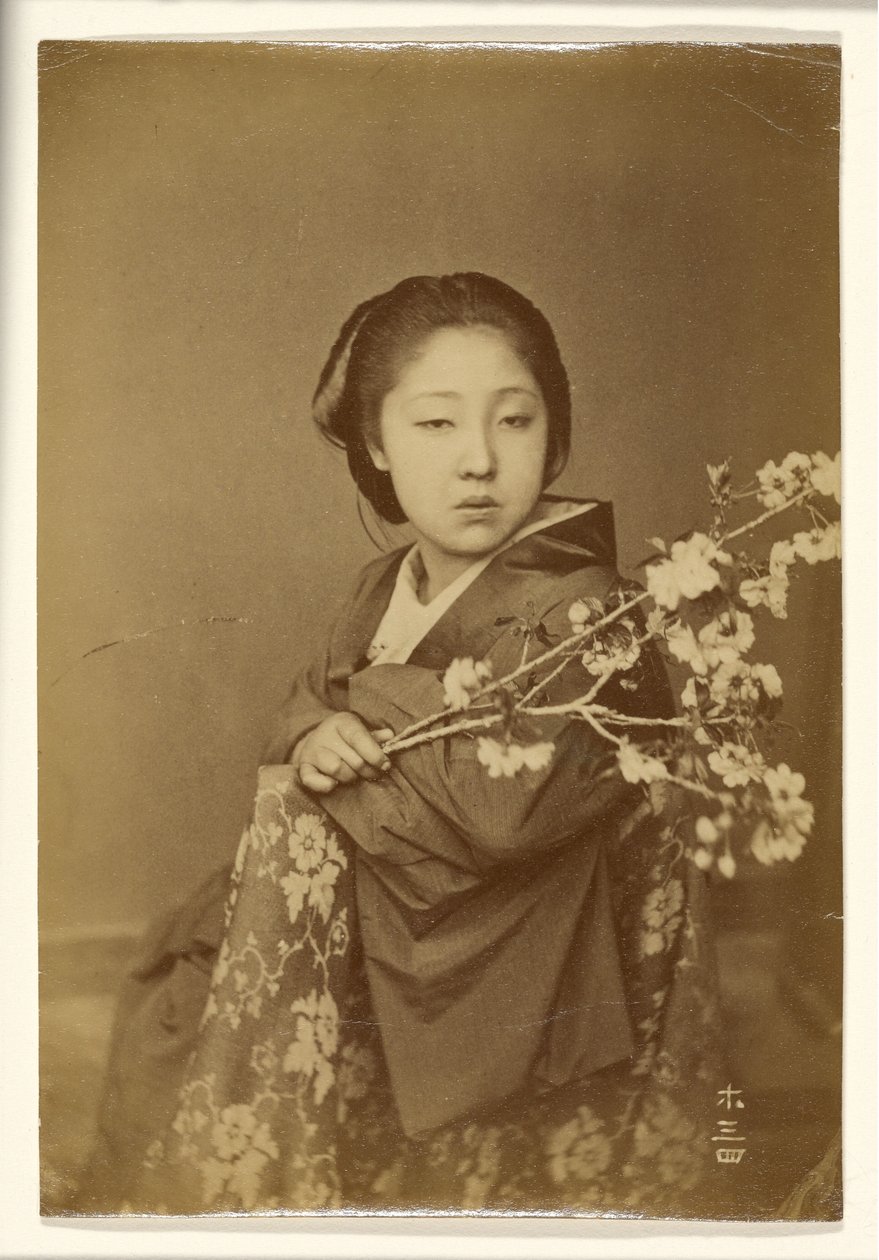[Japanse vrouw die bloeiende prunustak vasthoudt]. door Unknown artist
