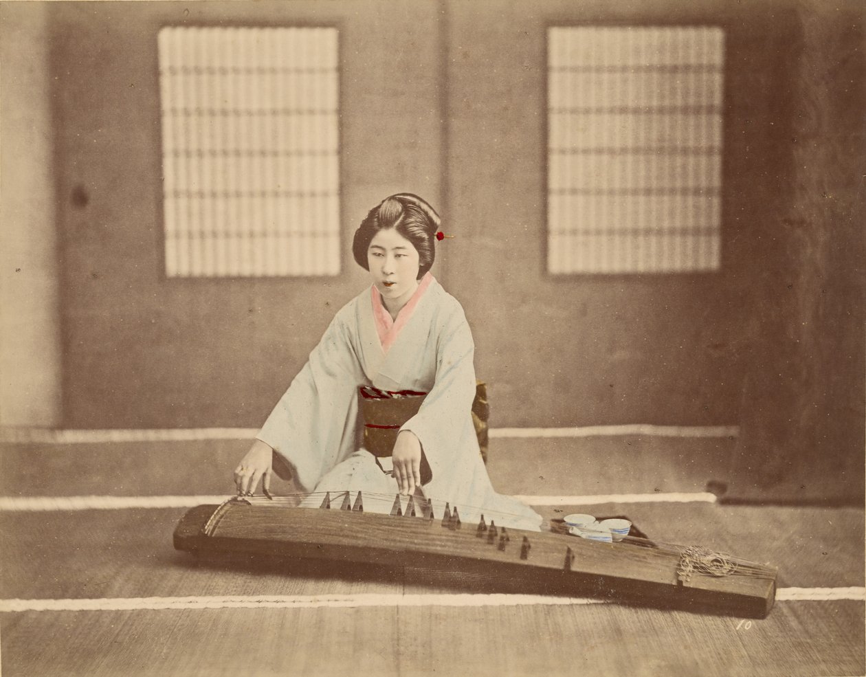 [Japanse vrouw die op een koto speelt]. door Unknown artist