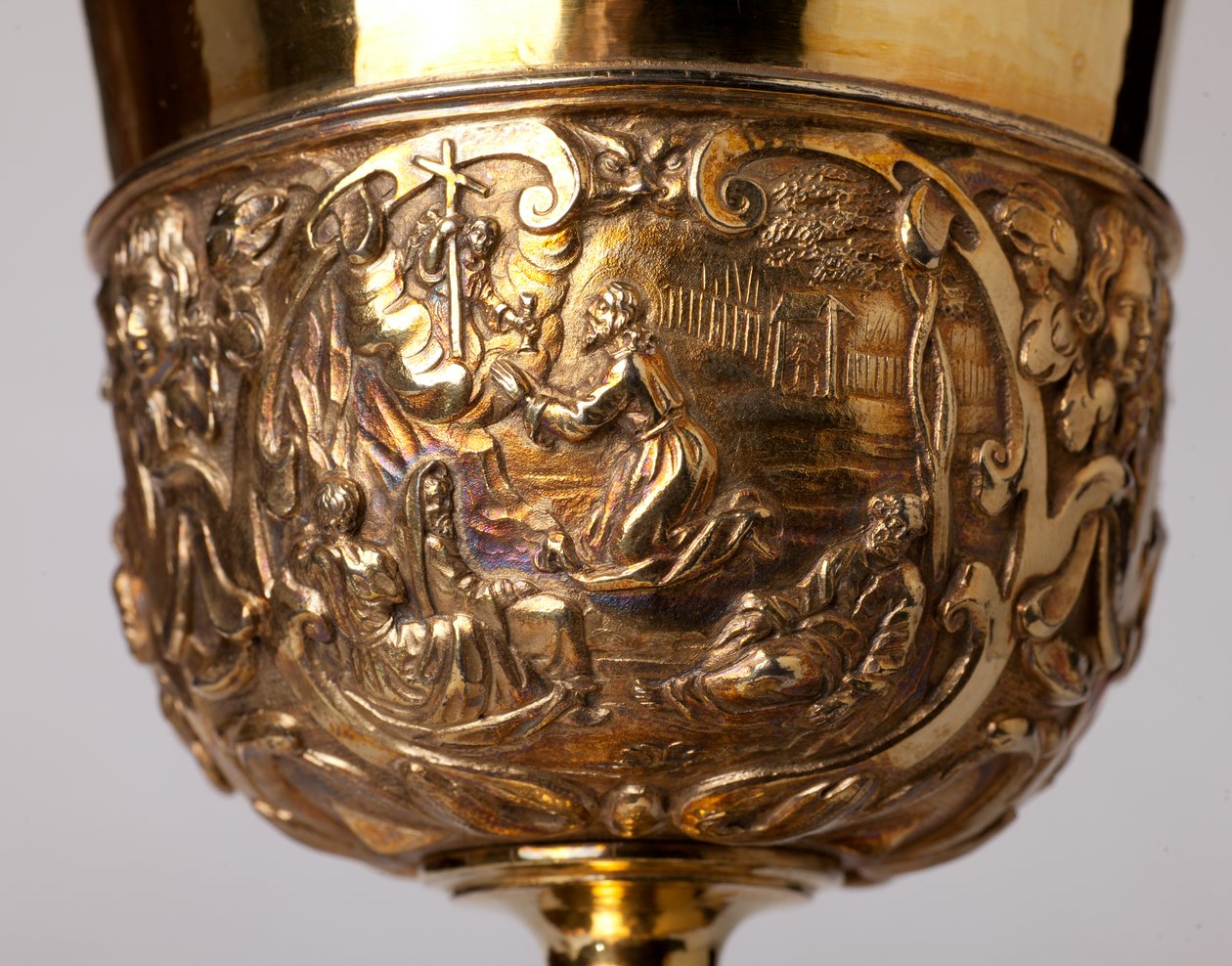 Metaalsmeedkunst. Kelk. Geschenk van kanunnik A. Le Vaillant de la Bassarderie, deken van het kathedraalkapittel 1726 tot 1758. 18e eeuw (detail) door Unknown artist