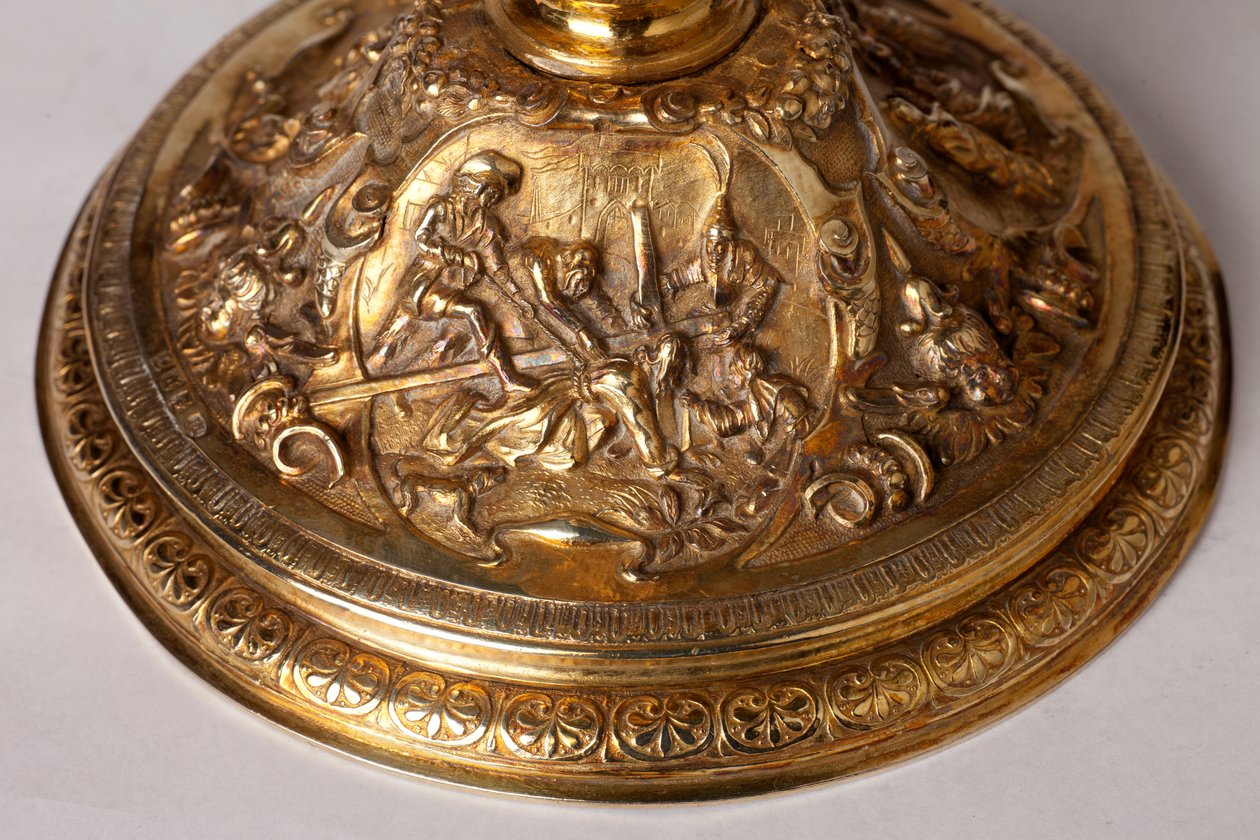 Metaalbewerking. Kelk. Geschenk van kanunnik A. Le Vaillant de la Bassarderie, deken van het kathedraalkapittel 1726 tot 1758. 18e eeuw. Detail onderkant. door Unknown artist