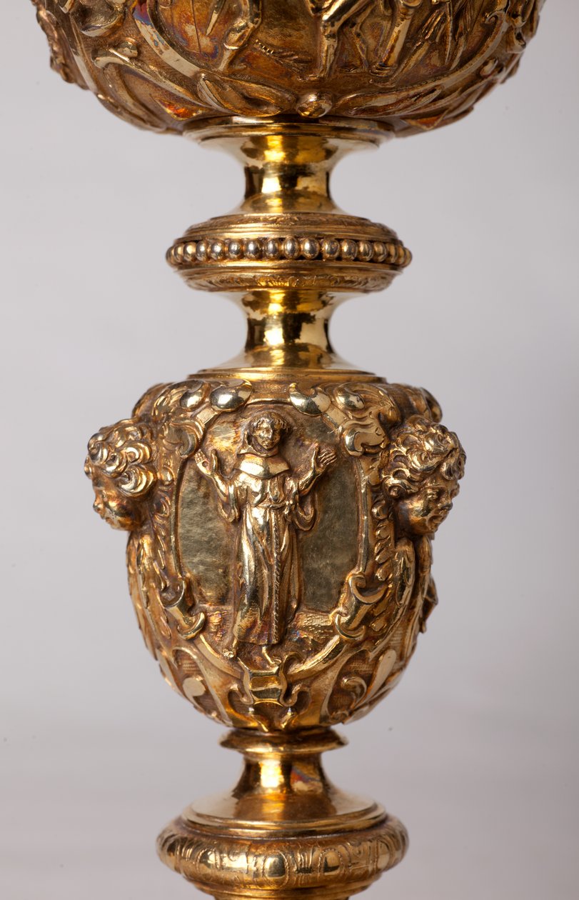 Metaalbewerking. Kelk. Geschenk van kanunnik A. Le Vaillant de la Bassarderie, deken van het kathedraalkapittel 1726 tot 1758. 18e eeuw. Detail. door Unknown artist