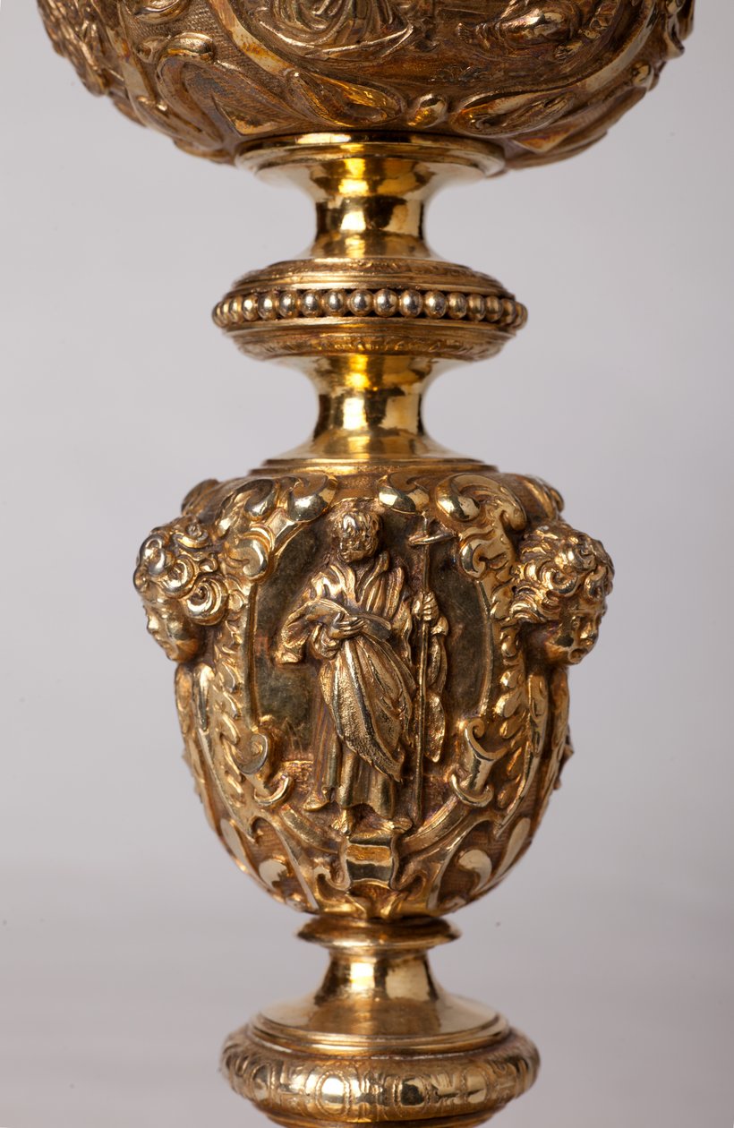 Metaalbewerking. Kelk. Geschenk van kanunnik A. Le Vaillant de la Bassarderie, deken van het kathedraalkapittel 1726 tot 1758. 18e eeuw. Detail. door Unknown artist