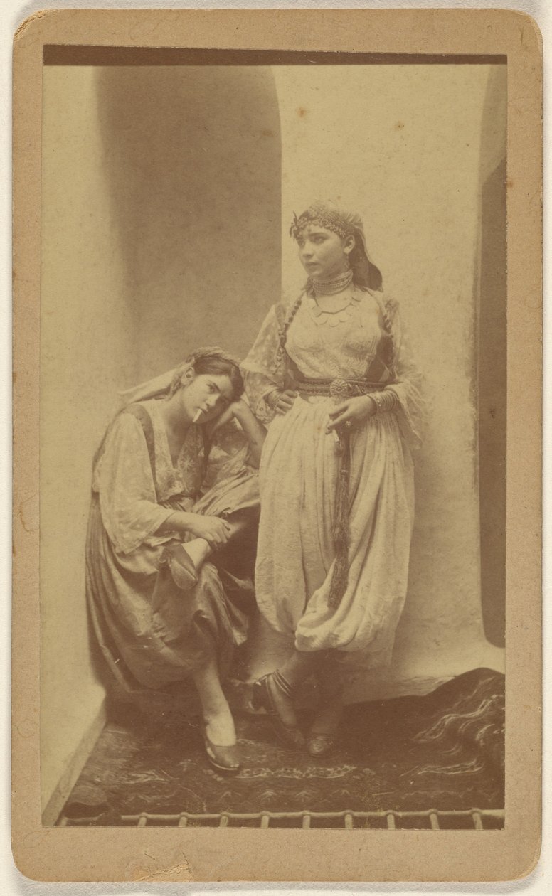 [Oriëntalistisch studioportret van twee vrouwen]. door Unknown artist