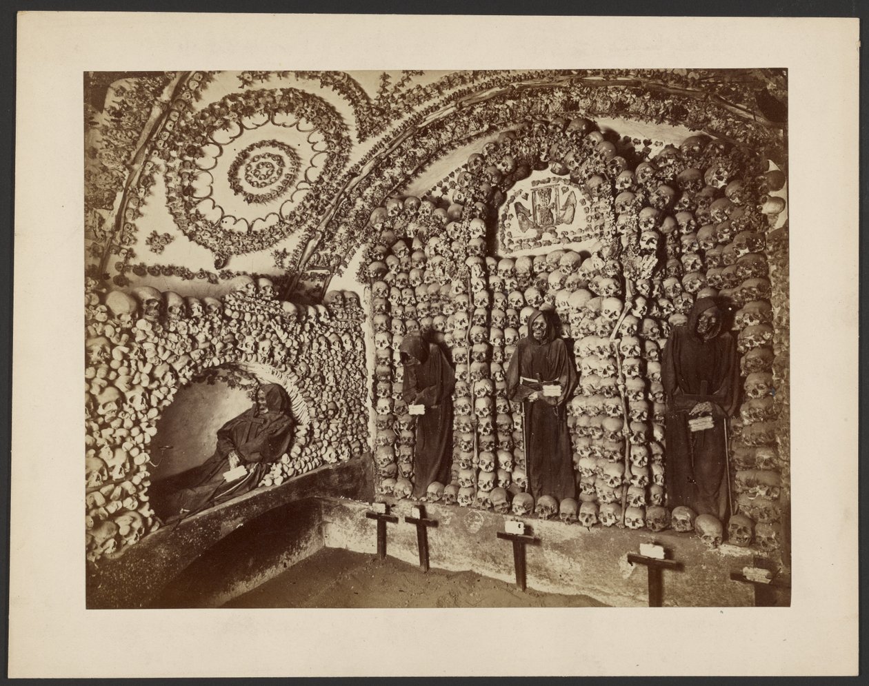 [Ossuarium in een kapucijnenkerk, Rome]. door Unknown artist
