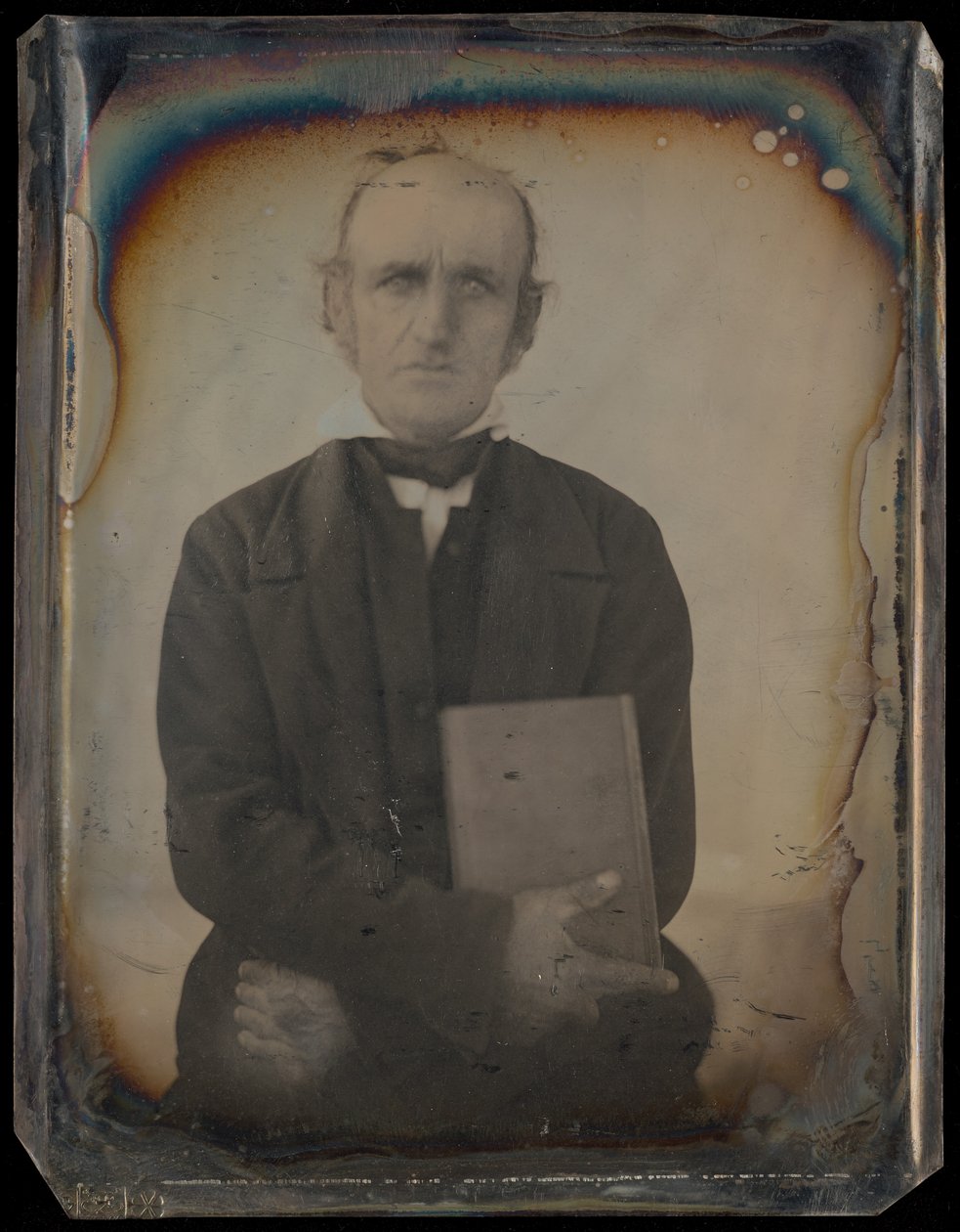 [Portret van een man met een bakkebaard die een boek vasthoudt]. door Unknown artist
