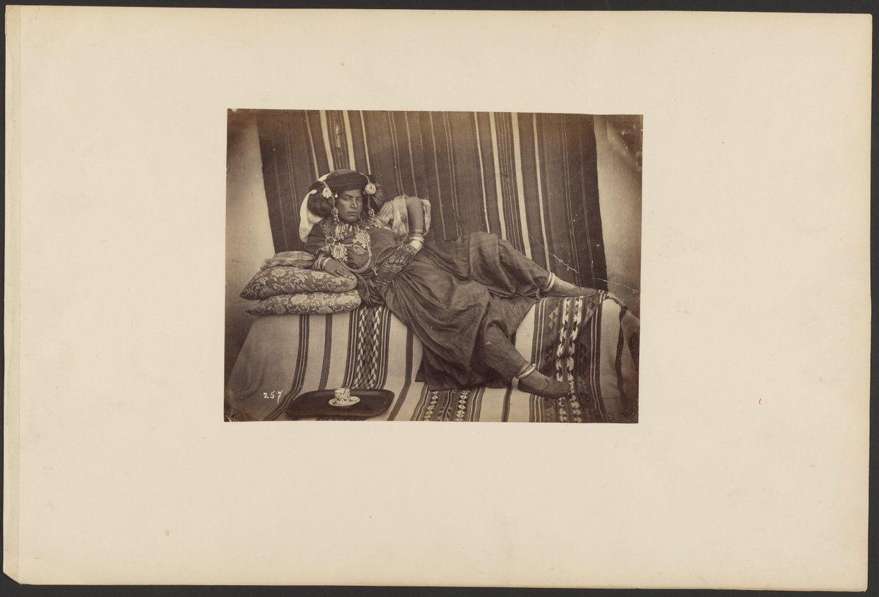 [Liggende Algerijnse odalisque, stam Ouled Nail]. door Unknown artist