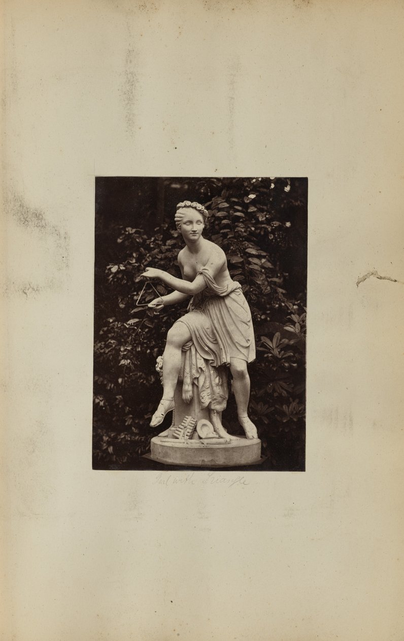 [Standbeeld van meisje met driehoek]. door Unknown artist