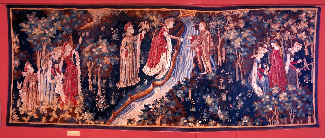 Tapijt dat een roman scène uitbeeldt: een jonge vrouw van adel die probeert haar geliefde aan de andere kant van de rivier te bereiken. De jonge vrouw wordt door haar volgelingen bedekt met een bloemenkrans. Circa 1420. Uit Arras. Decoratieve Kunsten, Pari door Unknown artist