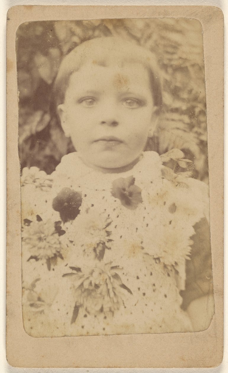 [Ongeïdentificeerd klein meisje dat een gebloemde jurk draagt]. door Unknown artist