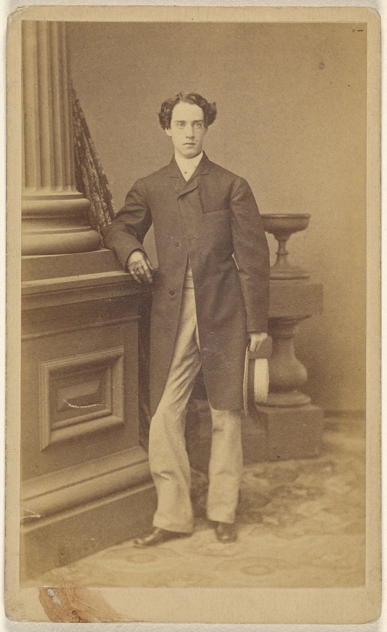 [Ongeïdentificeerde man met handschoenen aan, met een strooien hoed in zijn linkerhand, staand]. door Unknown artist