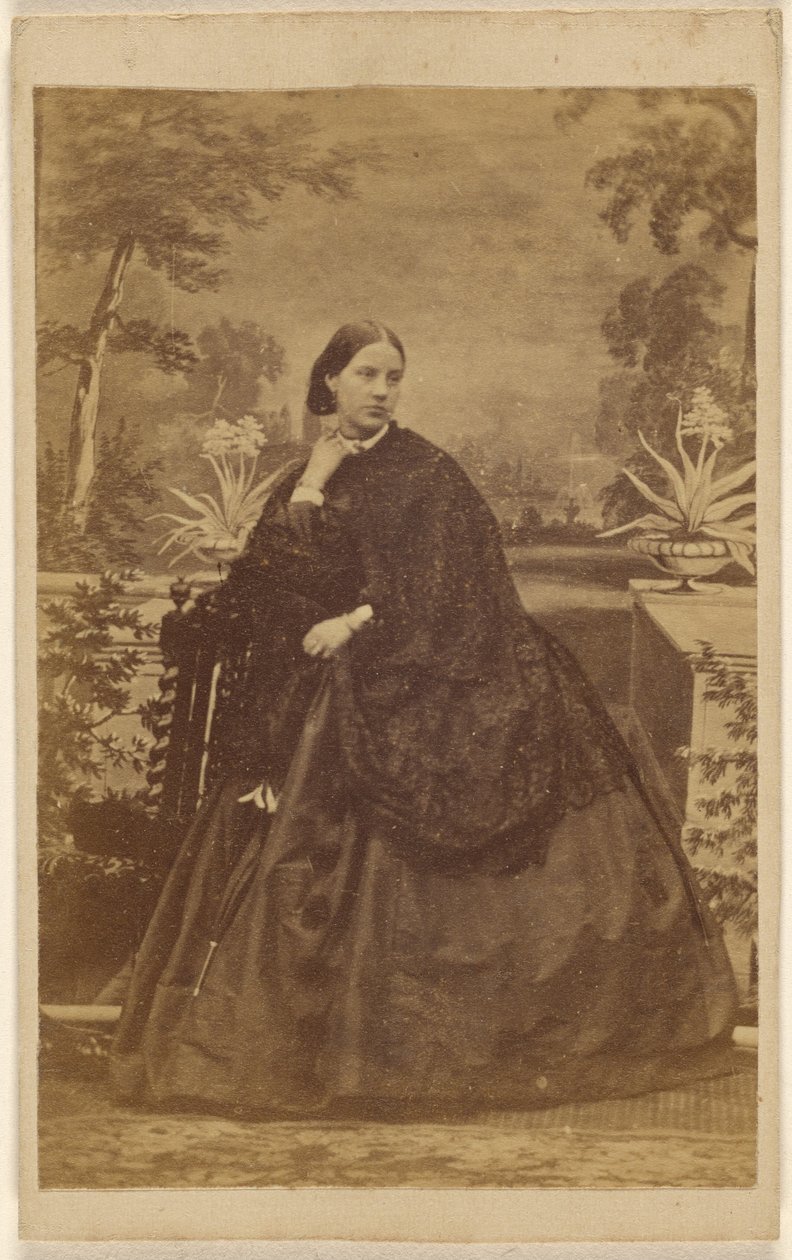 [Ongeïdentificeerde vrouw zittend, met hand aan kraag]. door Unknown artist