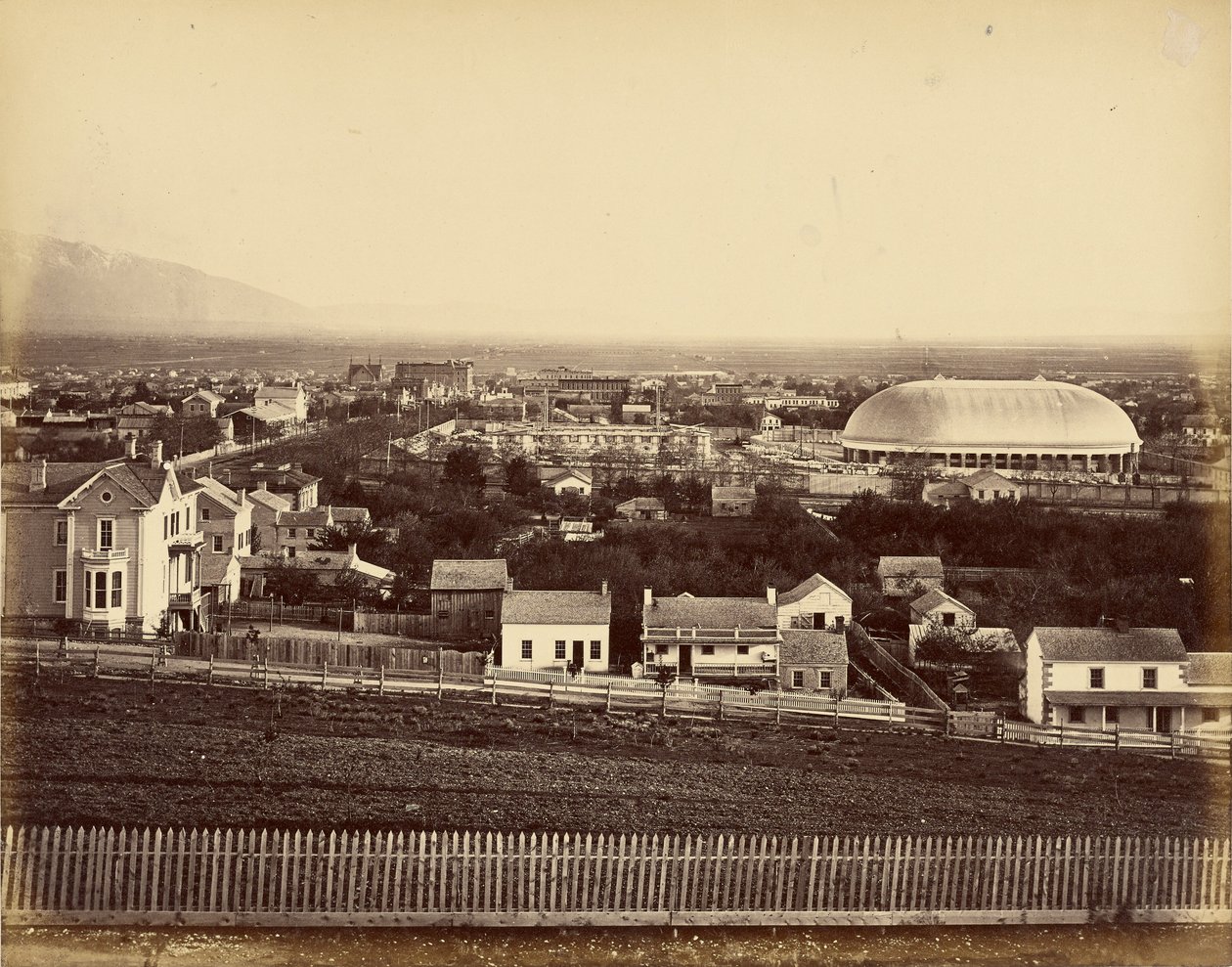 [Uitzicht op Salt Lake Tabernacle en stad]. door Unknown artist