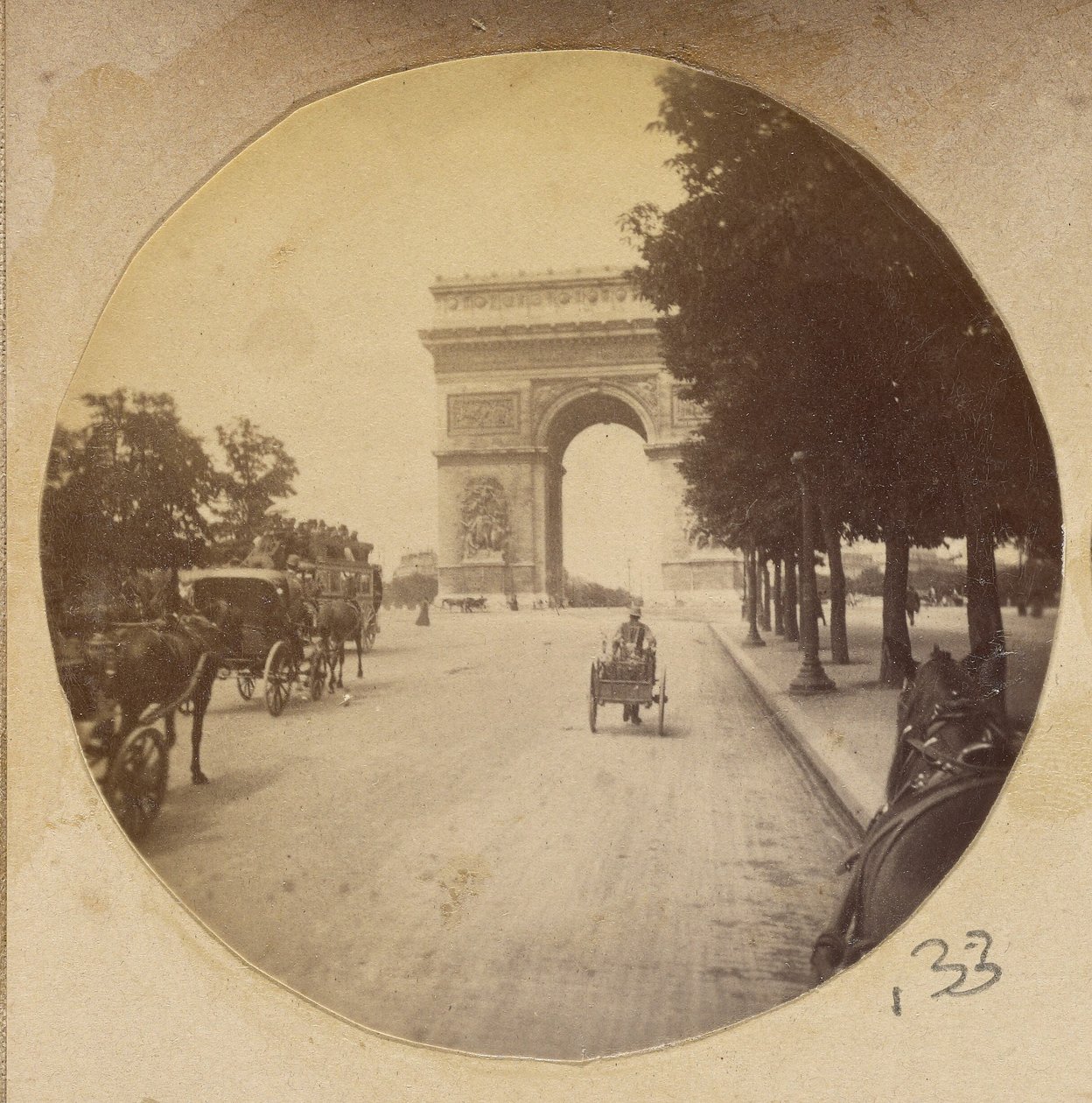 [Gezicht op de Arc de Triomphe, Parijs, Frankrijk, met koetsen in de straat]. door Unknown artist