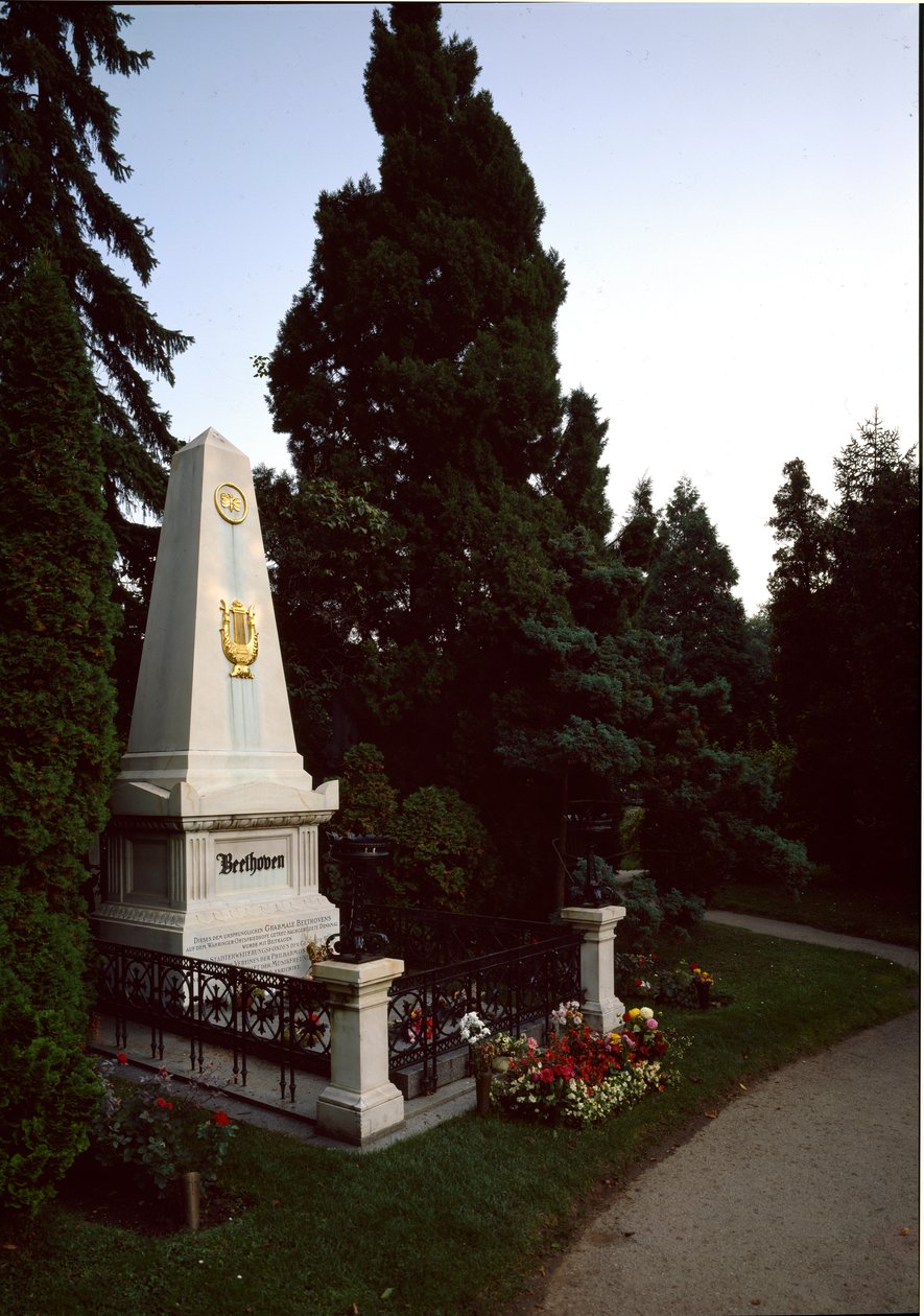 Uitzicht op het graf van de Duitse componist Ludwig van Beethoven (1770 - 1827) op de centrale begraafplaats van Wenen (Zentralfriedhof), Oostenrijk door Unknown artist