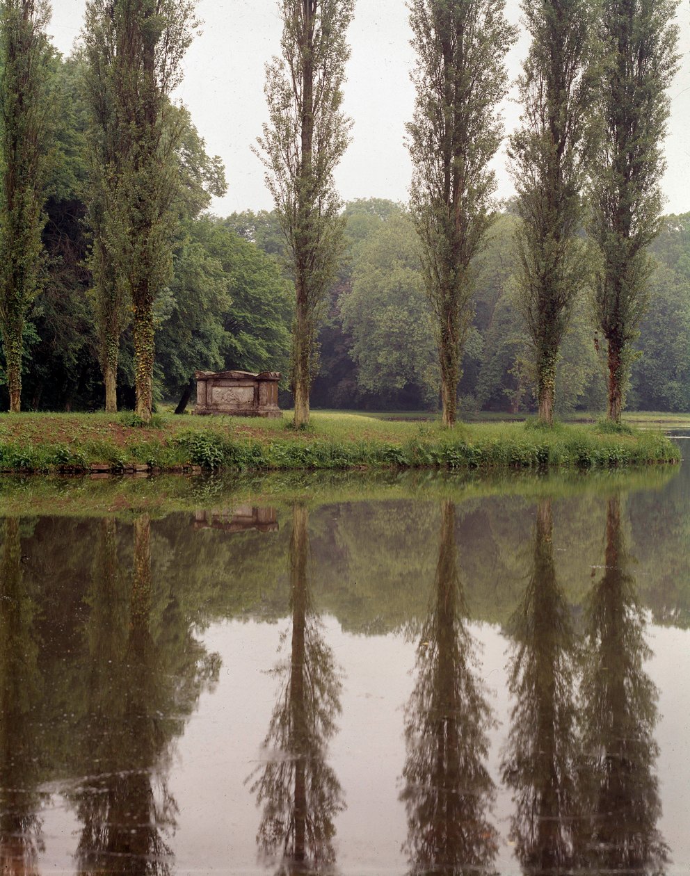 Uitzicht op het graf van de Zwitserse filosoof Jean Jacques Rousseau (1712-1778) in Ermenonville (Oise) door Unknown artist