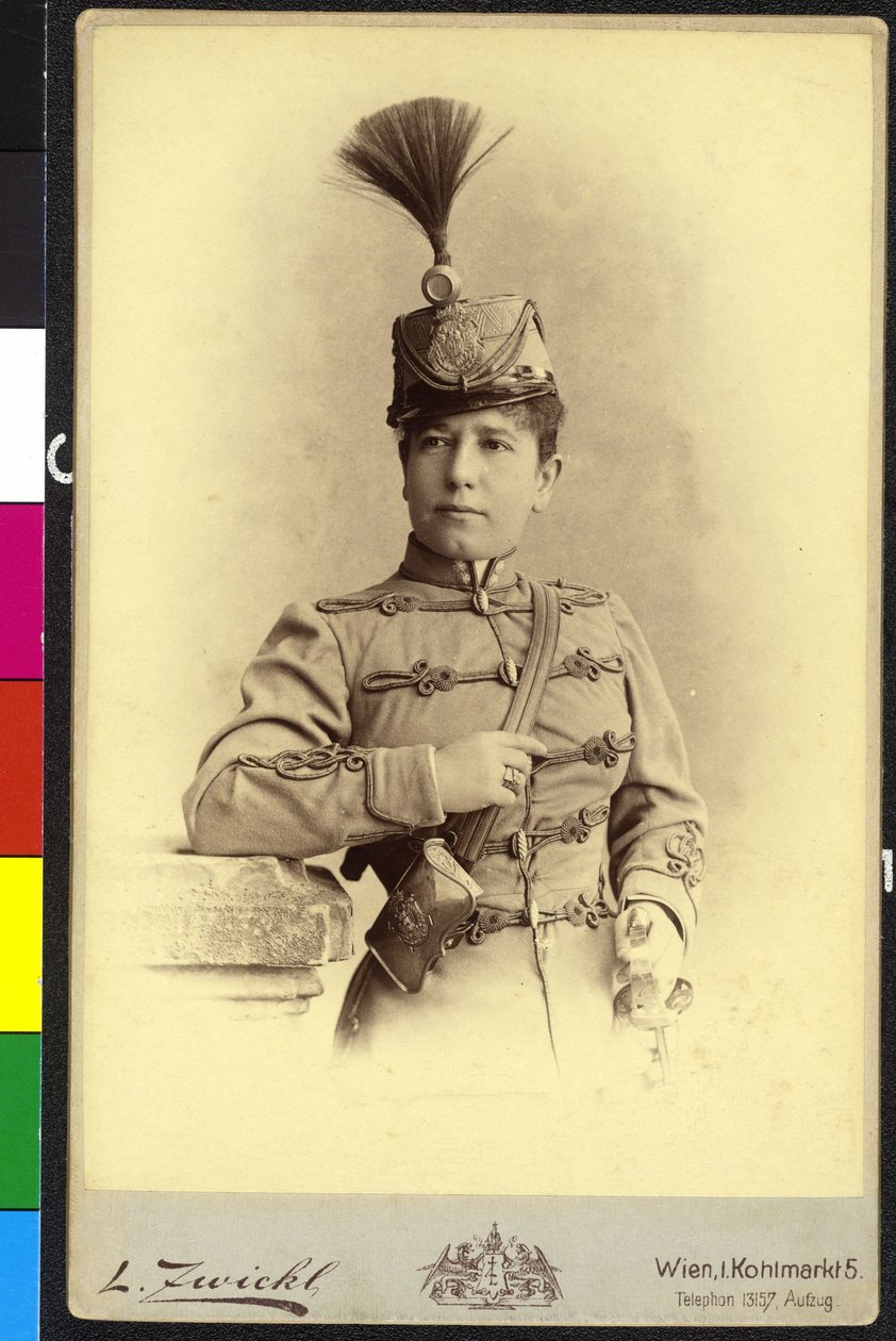 Vrouw in uniform door Unknown artist