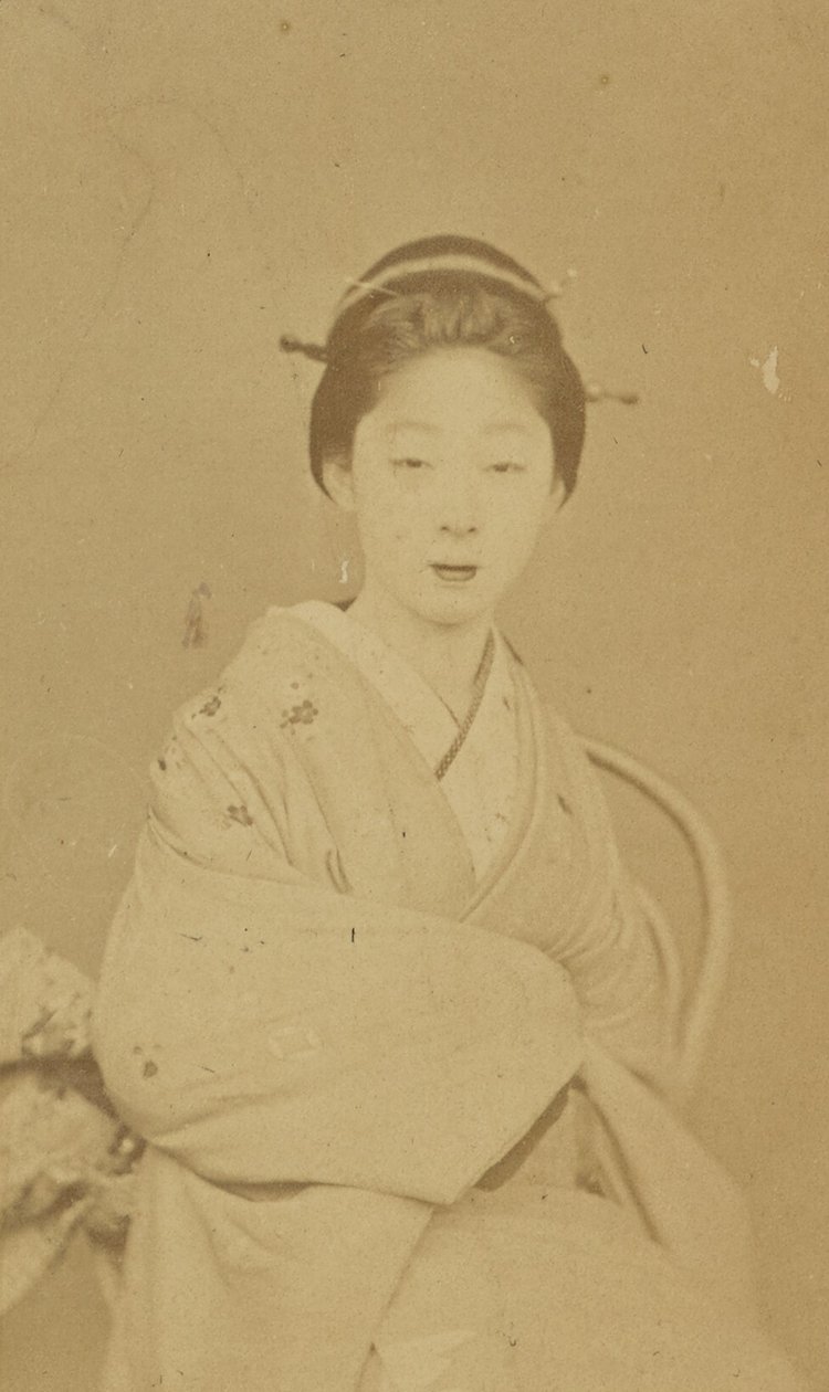 [Zittende Japanse vrouw] door Unknown artist/maker
