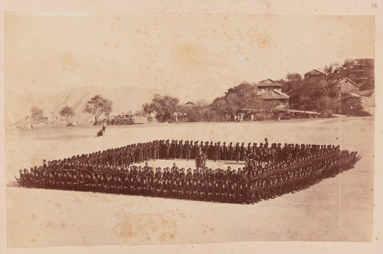 4e Gurkha (Rifle) Regiment opgesteld in vierkant door Unknown photographer