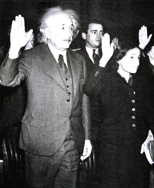 Albert Einstein met zijn stiefdochter Margot die de eed van het Amerikaanse staatsburgerschap aflegt, New Jersey door Unknown photographer