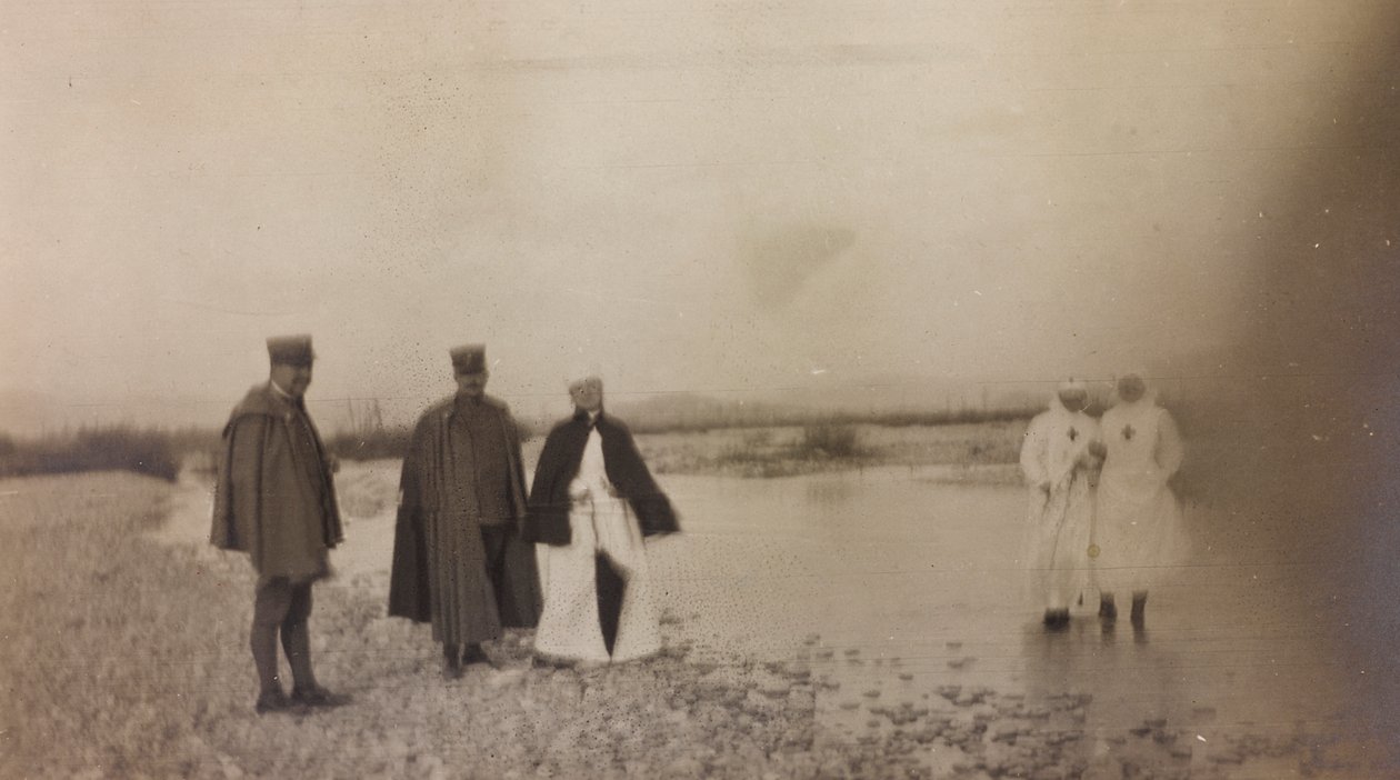 Album van de Eerste Wereldoorlog in Friuli-Venezia Giulia: officieren en Rode Kruis-verpleegsters over de rivier Natisone door Unknown photographer