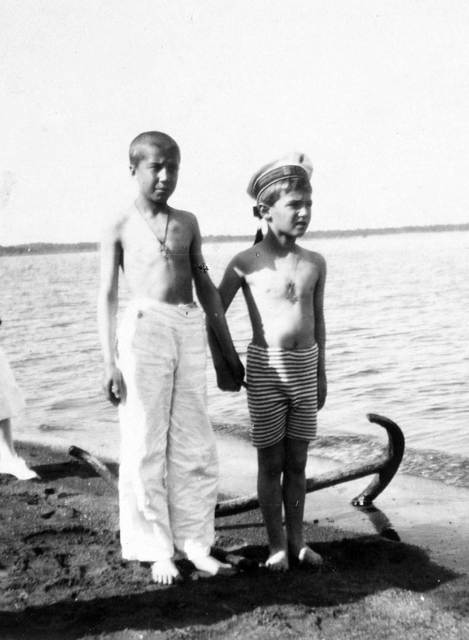 Alexei de Tsarevitsj spelend op het strand van Livadia in de Krim door Unknown photographer