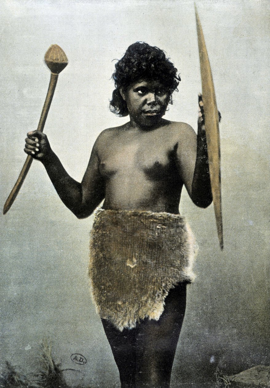 Australische Aboriginal vrouw verantwoordelijk voor de wapens van haar man - autochroom door Unknown photographer