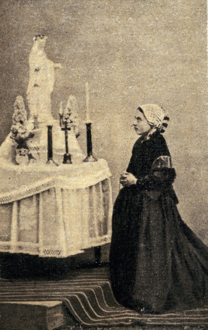 Bernadette Soubirous knielend voor een altaar met de Maagd door Unknown photographer