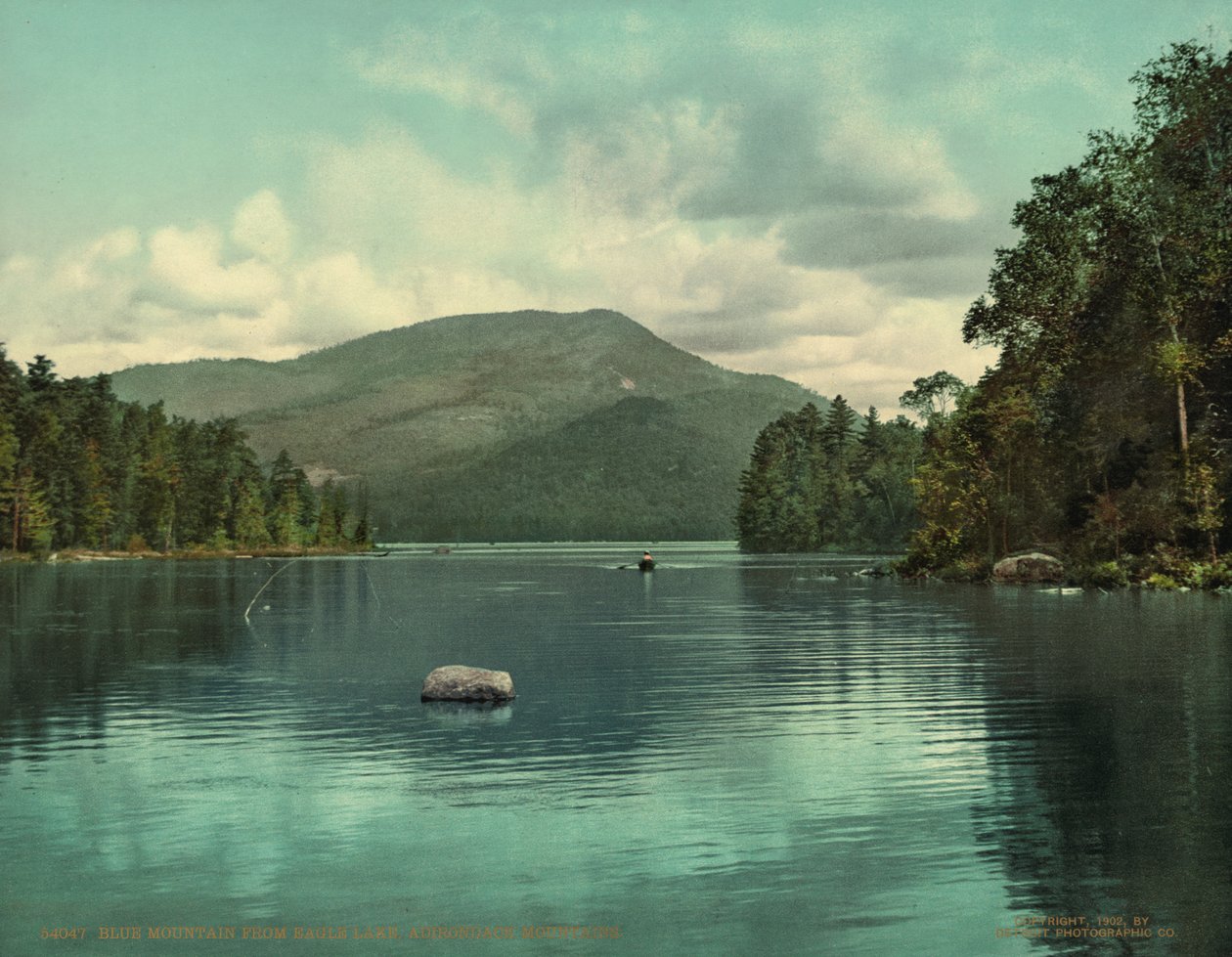 Blauwe Berg vanaf Eagle Lake, Adirondack Bergen, c.1902 door Unknown photographer