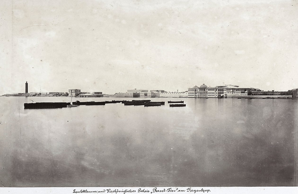 Boten in het midden van de zee met een deel van de stad Alexandrië op de achtergrond, in Egypte door Unknown photographer
