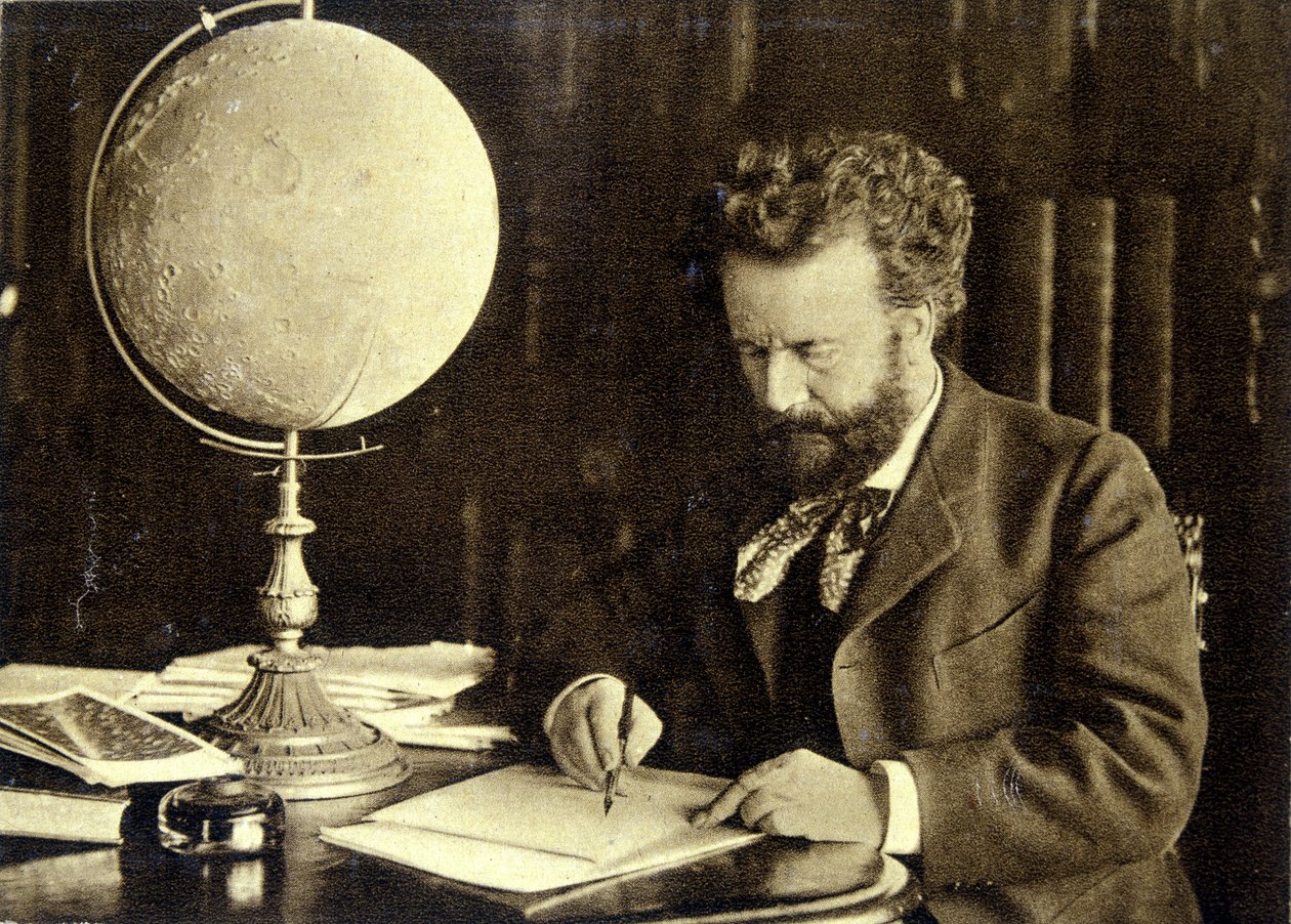Camille Flammarion aan haar werktafel door Unknown photographer