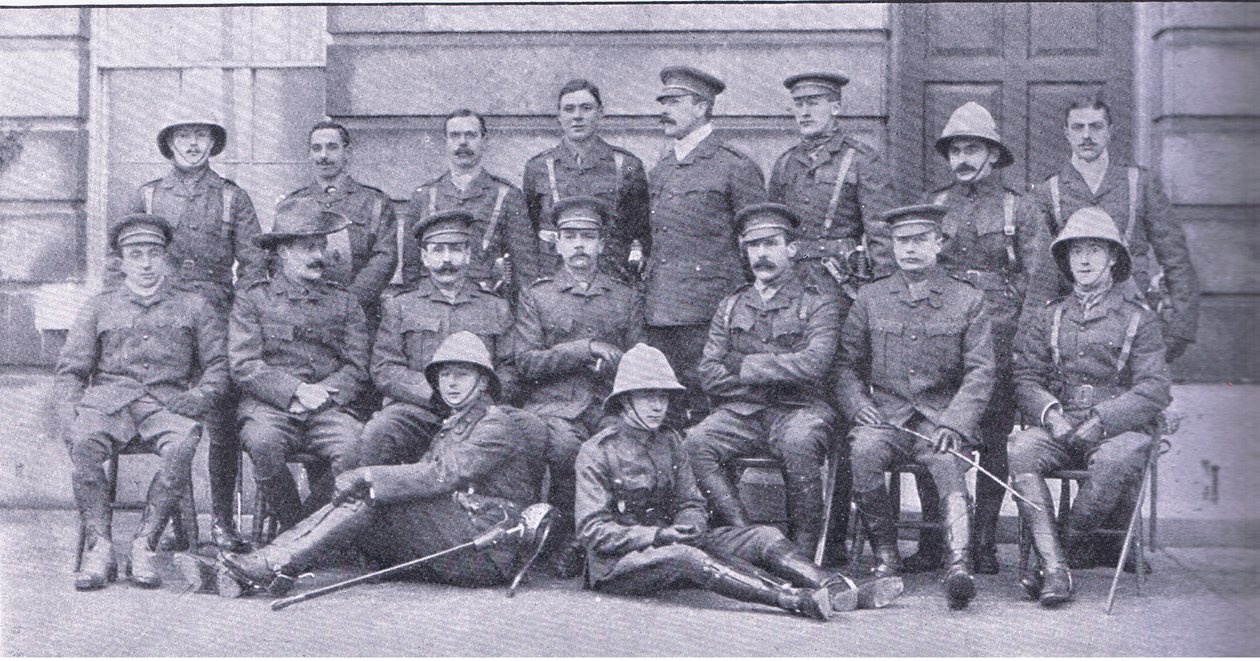 Kolonel Owen, Majoor Boole-Smith en de andere officieren van de Dragoon Guards, uit After Pretoria: The Guerilla War gepubliceerd door Harmsworth Bros Limited door Unknown photographer
