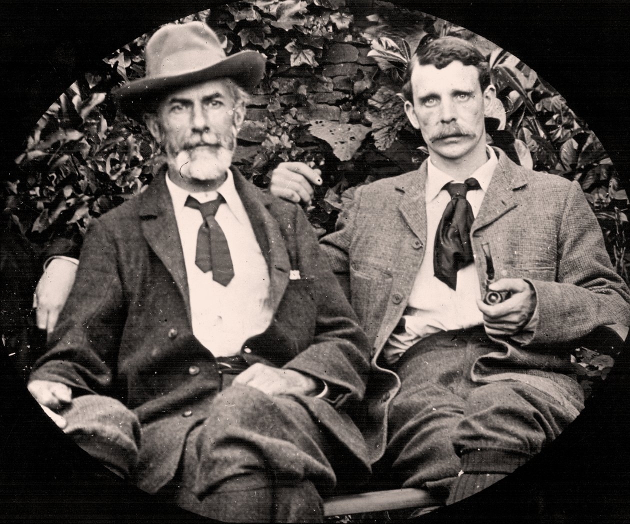 Edward Carpenter en zijn partner George Merrill, ca. 1900 (zw/w foto) door Unknown photographer