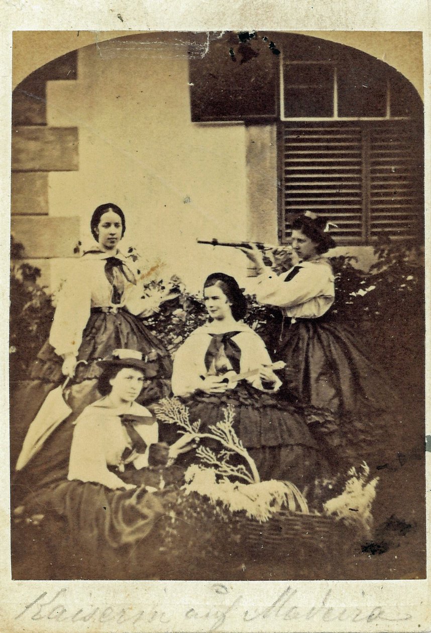 Elisabeth, keizerin van Oostenrijk en koningin-gemalin van Hongarije (24 december 1837 – 10 september 1898) (foto) door Unknown photographer