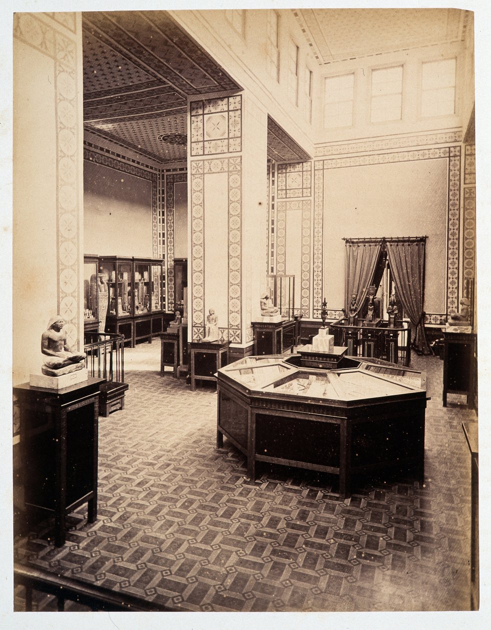 Tentoonstellingsruimte - in "Fotoalbum van het 1e museum van Caïro" opgericht door Auguste Mariette Bey door Unknown photographer