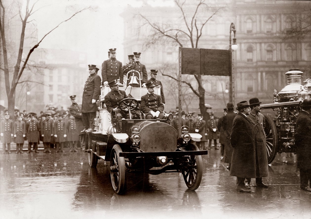 Brandweer uitgerust met nieuwe brandpompen en voertuig, New York 1913. Fotografie. door Unknown photographer
