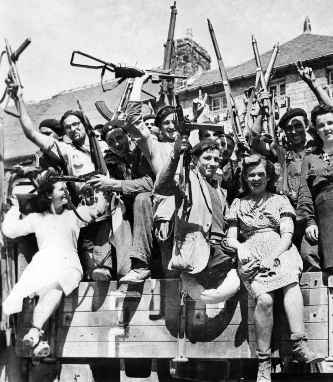 Franse partizaanse sluipschutters bevrijden een dorp in Normandië, juni-juli 1944 (z/w foto) door Unknown photographer