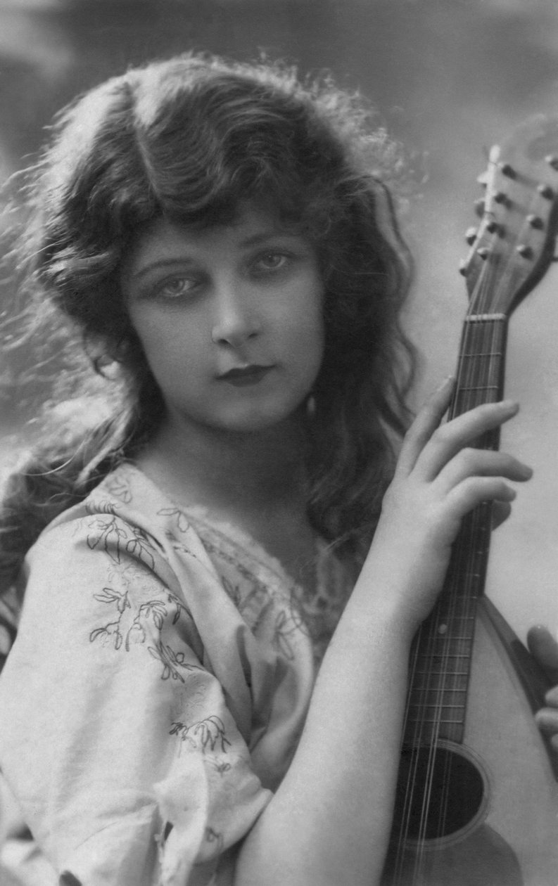 Franse ansichtkaart van mooie jonge vrouw met mandoline in Napolitaanse stijl, c. 1912 door Unknown photographer