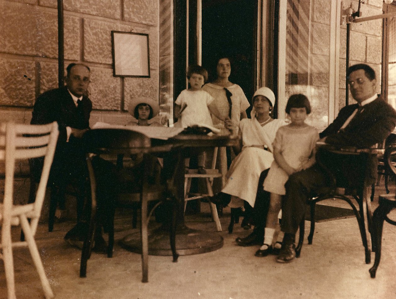 Groep mensen gefotografeerd in een café in Pula door Unknown photographer