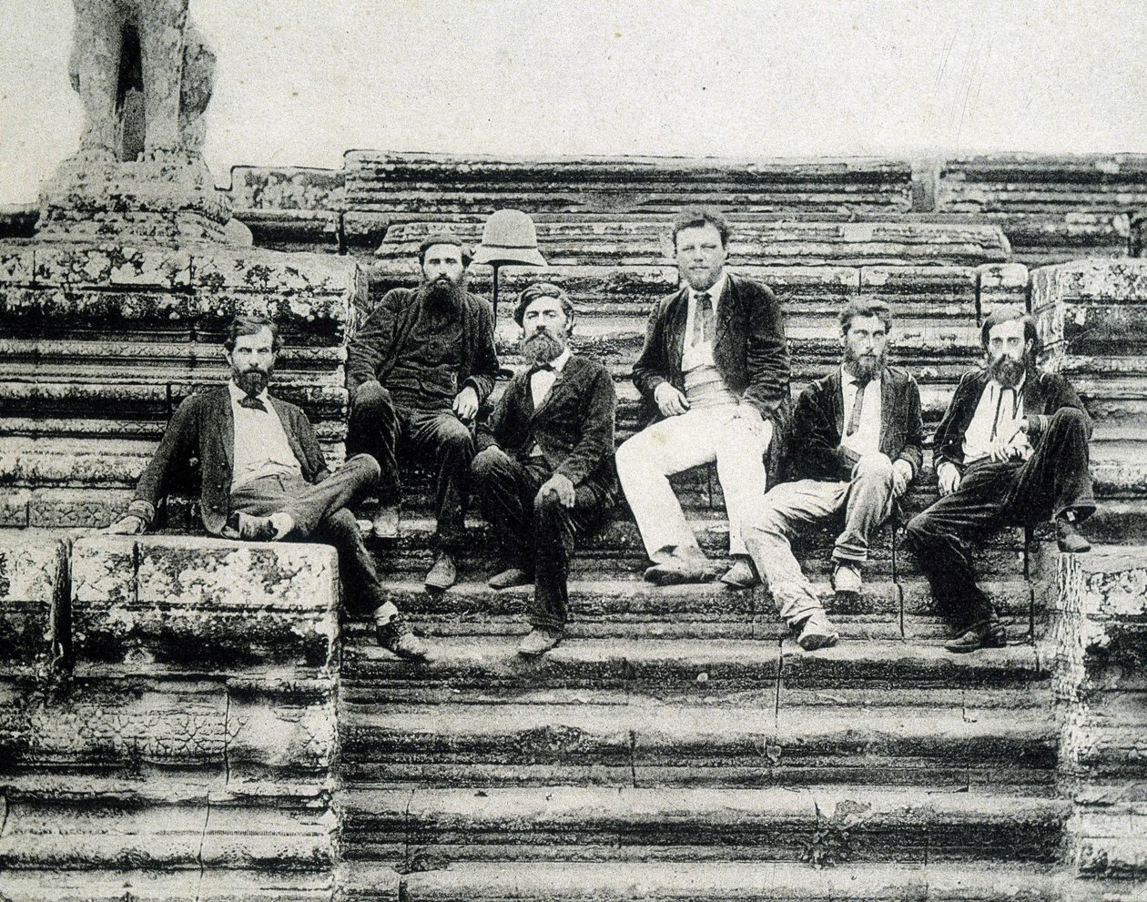 Groepsportret van leden van de Mekong Verkenningsexpeditie 1866-1868 (Garnier, Doudart de Lagrée) op de trappen van Angkor Vat door Unknown photographer
