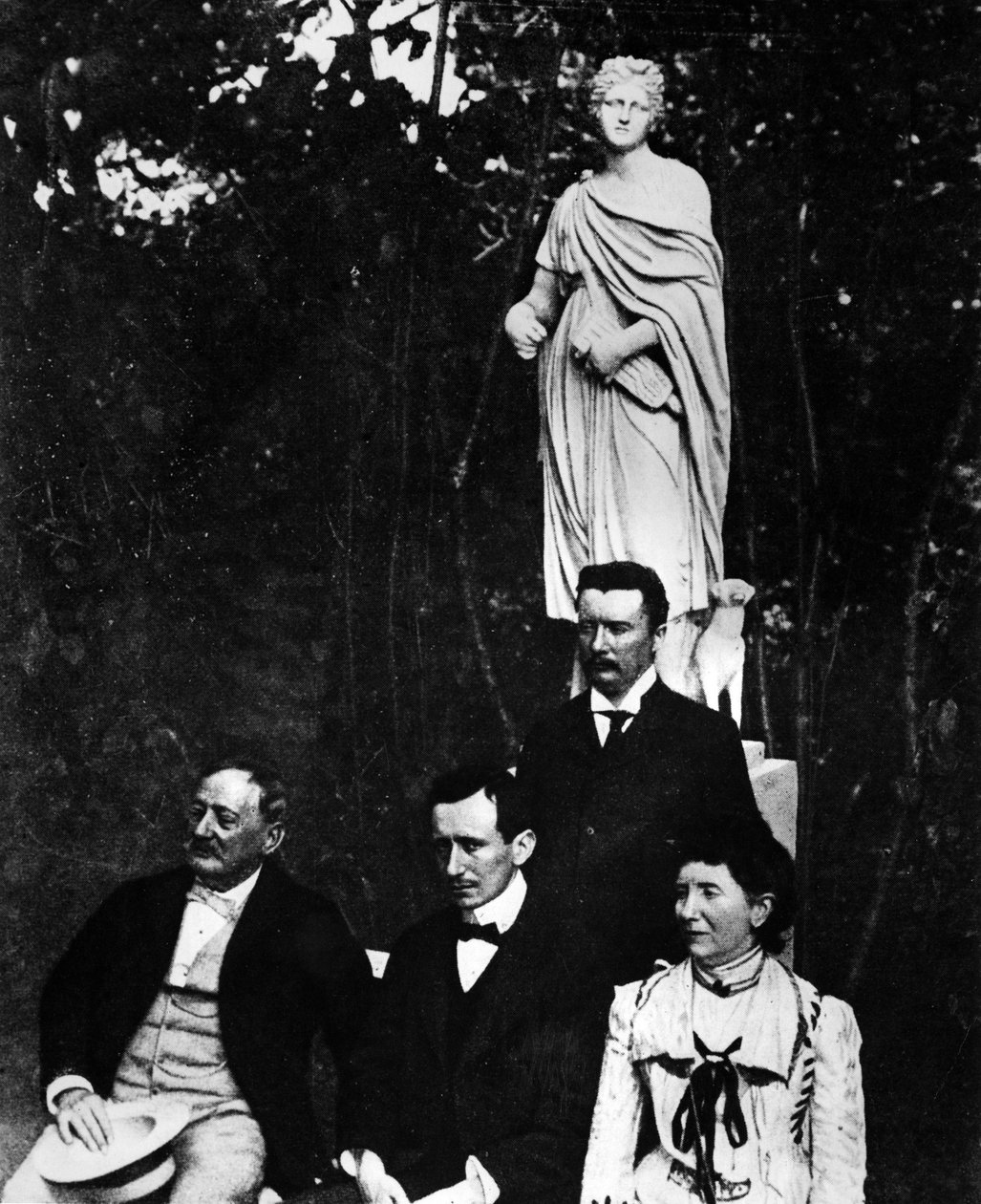 Guglielmo Marconi (1874-1937), Italiaanse natuurkundige en uitvinder met zijn ouders en broer Alfonso in Pontecchio in 1897 door Unknown photographer