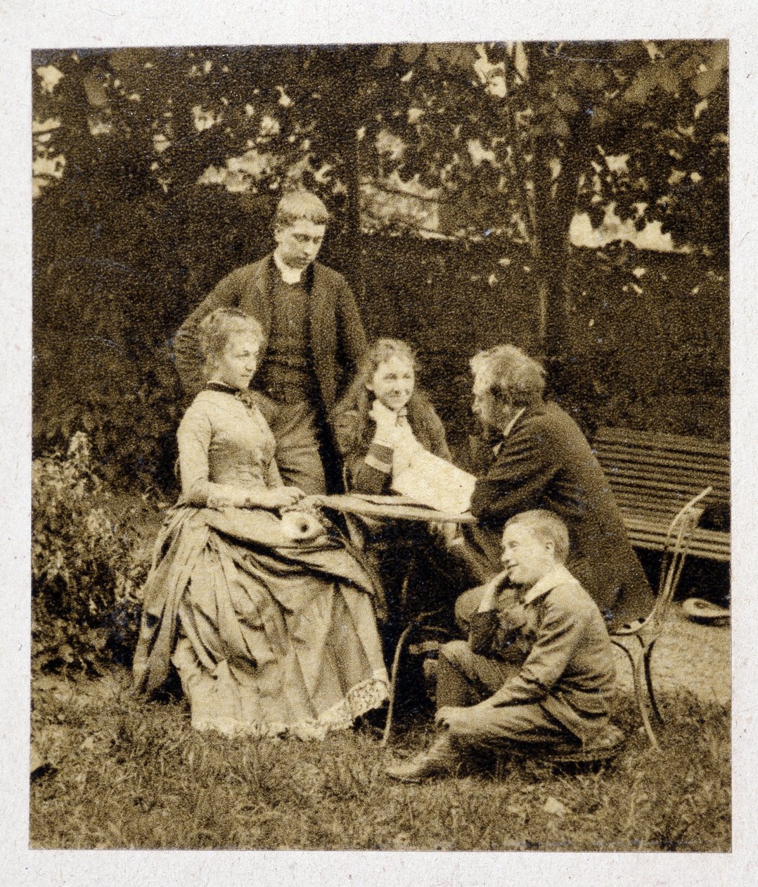 Gustave Eiffel met familie. Fotografie 1882 door Unknown photographer