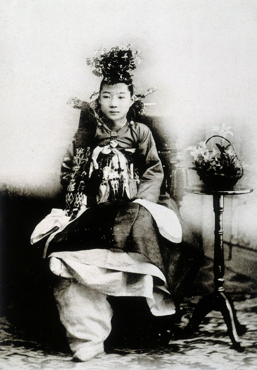 Koreaanse vrouw in traditionele trouwjurk door Unknown photographer