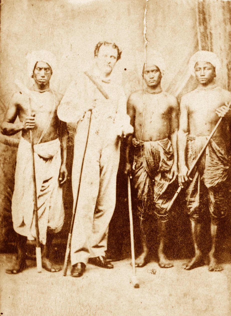 Luitenant Joseph Sherer, assistent van de superintendent van Cachar, met zijn dragers, Manipur, circa 1861 door Unknown