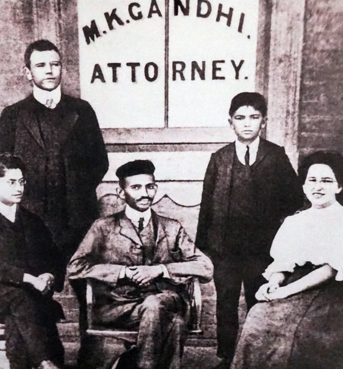 Mahatma Gandhi zittend met vier medewerkers voor zijn advocatenkantoor in Johannesburg, Zuid-Afrika, Zuid-Afrika door Unknown photographer