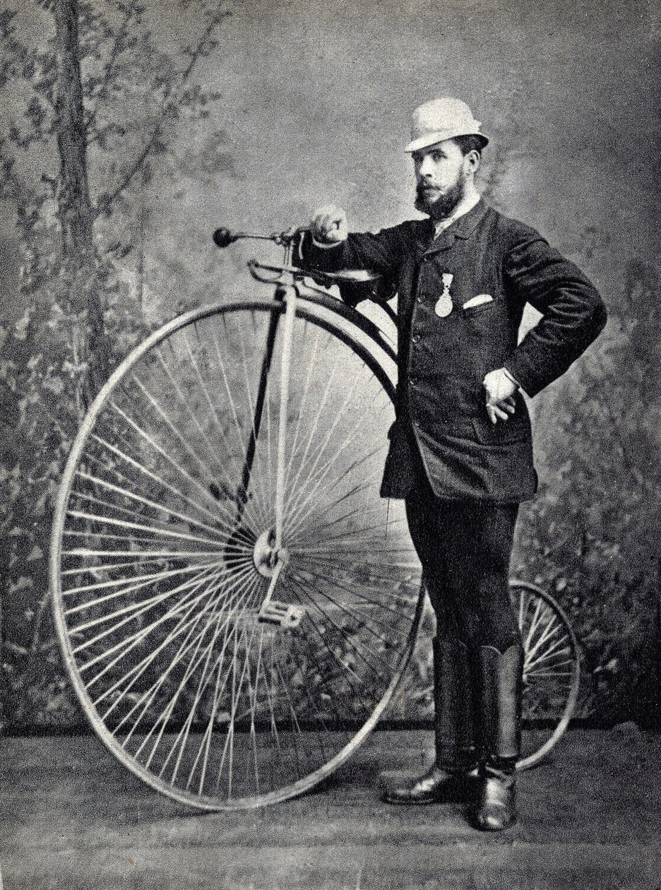 Man poseert met de grote bi, de voorloper van de velocipede. Fotografie, eind 19e eeuw, Parijs. Coll. Selva. door Unknown photographer