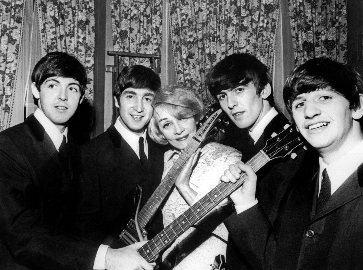 Marlene Dietrich met band Beatles Paul McCartney John Lennon George Harrison en Ringo Starr november 1963 door Unknown photographer