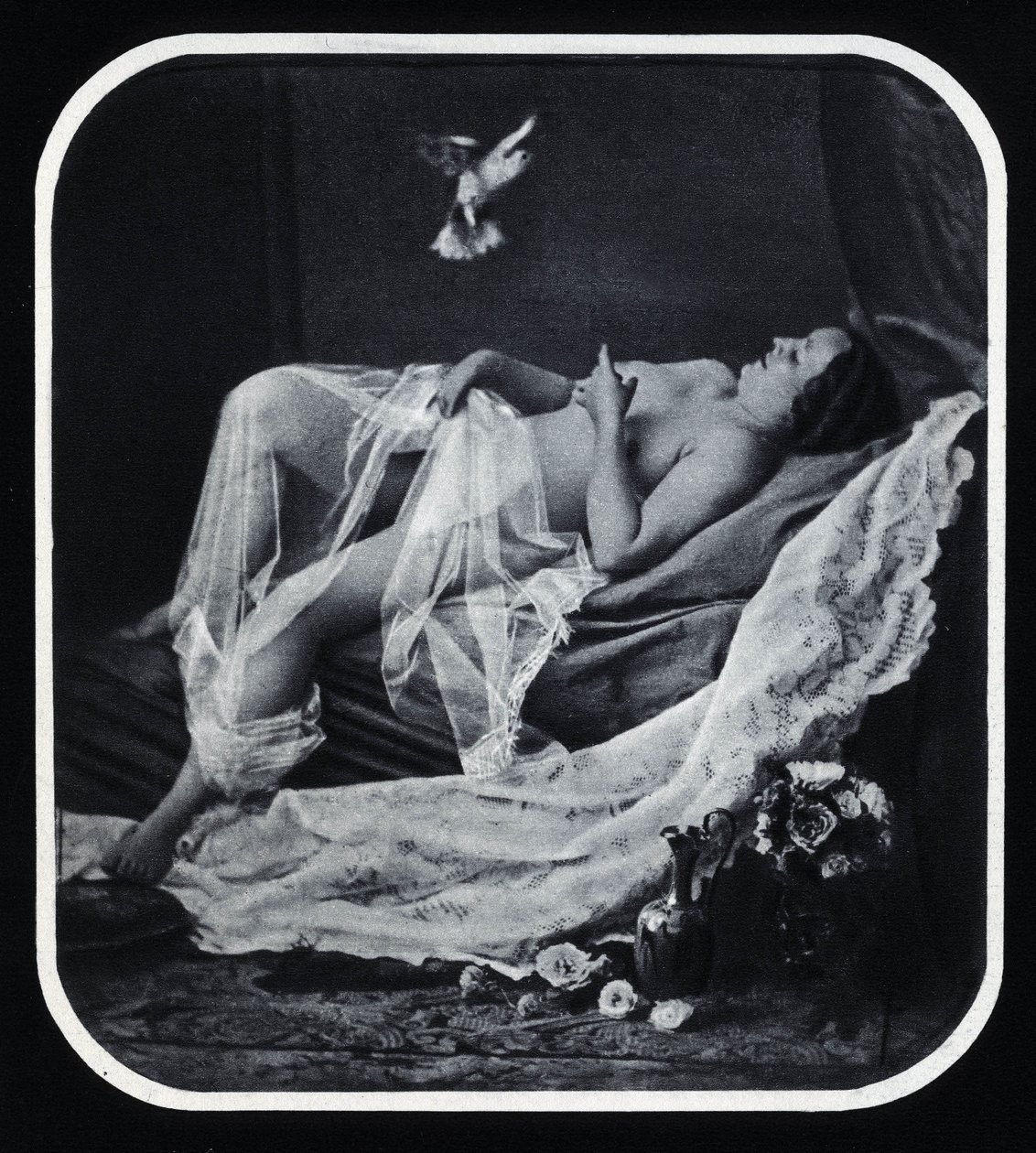 Naakte vrouw liggend rond 1850 Anonieme fotografie door Unknown photographer