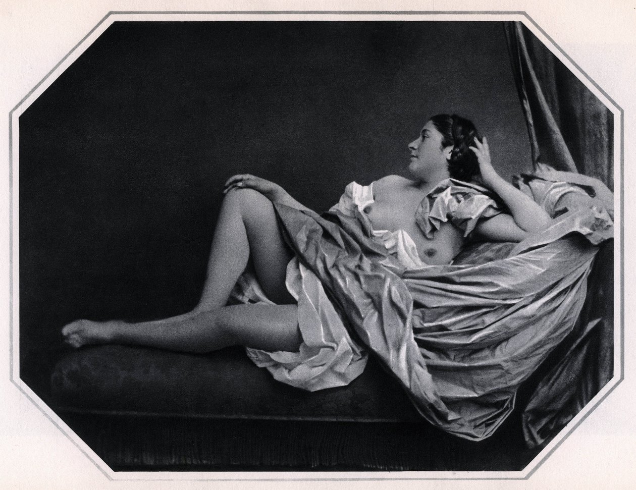 Naakte vrouw liggend rond 1859. Anonieme fotografie door Unknown photographer