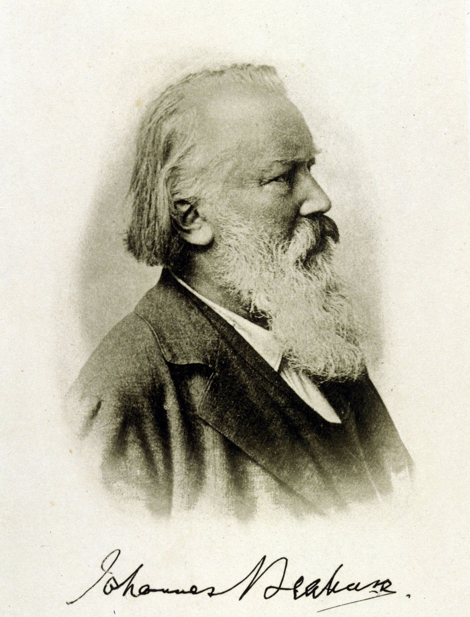 Portret van Johannes Brahms (1833-1897), Duitse componist op een gesigneerde foto door Unknown photographer