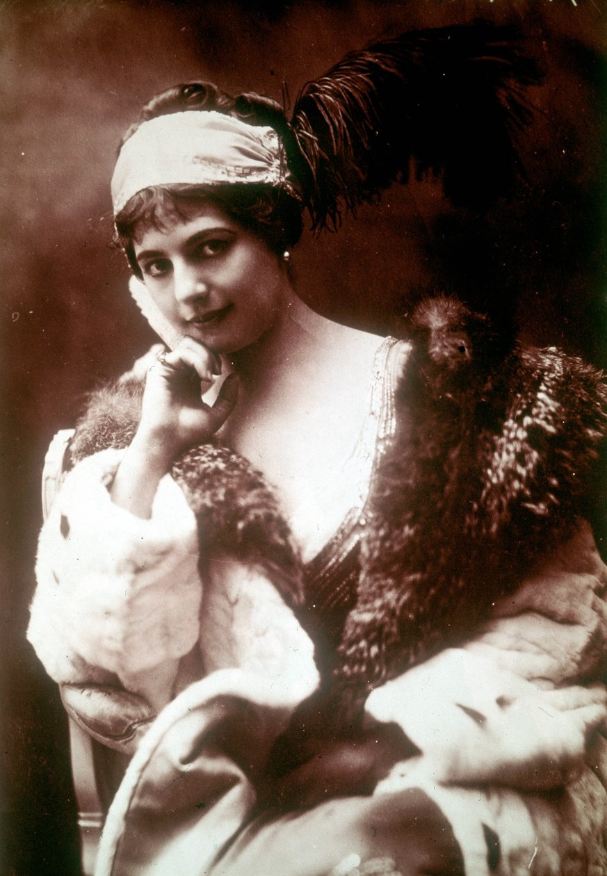 Portret van Mata Hari (1876-1917), Nederlandse danseres en avonturier door Unknown photographer